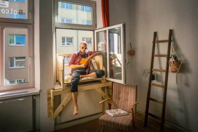 "Balcosy"-Erfinder Florian Holzmayer kam im Lockdown die Idee für einen mieterfreundlichen Fenstersitz. | Foto: Balcosy/tech2b