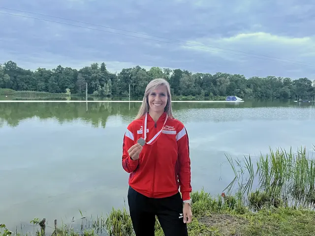 Nadine Schall rösentiert ihre Silber-Medaille | Foto: Schall