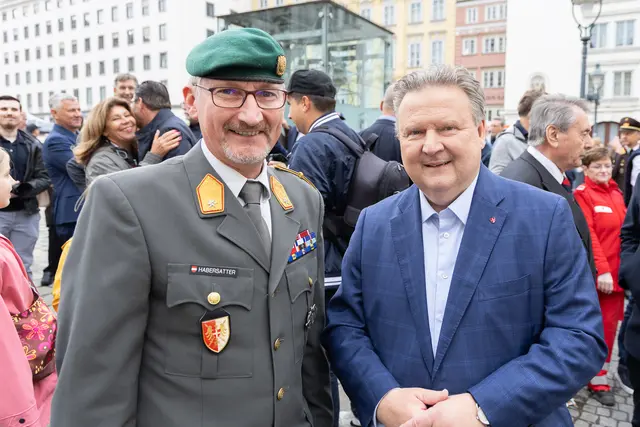 Wiens Bürgermeister Michael Ludwig (r.) und der Wiener Militärkommandant Christian Habersatter. | Foto: René Brunhölzl