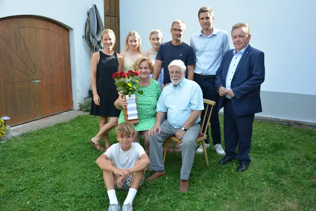 Schwiegertochter Elisabeth, die Enkelinnen Lena und Lillie sowie Sohn Gerald Kolm mit Vizebürgermeister Alexander Leutgeb, Bürgermeister LAbg. ÖkR Franz Mold (v. l. stehend) und Linus Kolm (vorne) gratulierten dem Jubelpaar. | Foto: Stadtgemeinde Zwettl