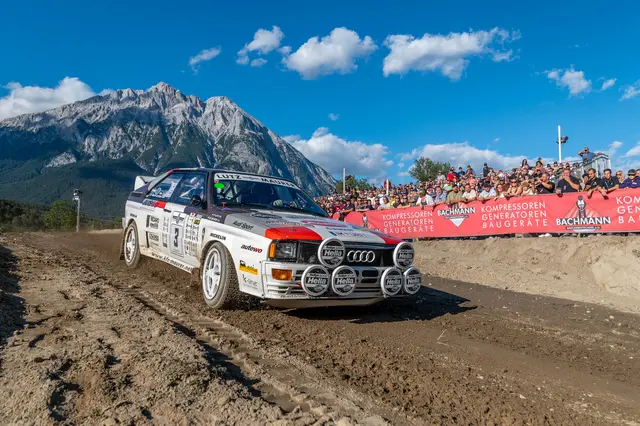 Vor der beeindruckenden Bergkulisse sorgten spektakuläre Drifts und packende Rennszenen beim Stockcar-Race in Rietz für Begeisterung. | Foto: Kaltenböck