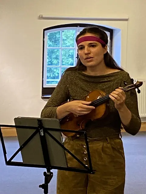 Mit viel Gefühl und spürbarem Leben erfüllte Alexandra Seywald die Summerschool musikalisch.  | Foto: tauriska