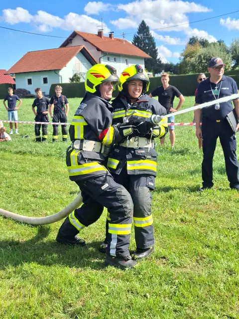 Auch diese beiden Feuerwehrlerinnen der FF Hackenbuch nahmen an  der Branddienst-Leistungsprüfung teil. | Foto: FF Hackenbuch