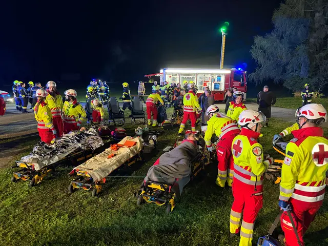 Das Rote Kreuz Leoben übernahm die Versorgung und Sichtung der Verletzten, unterstützt durch Notärztinnen und -ärzte, den ÖAMTC-Notarzthubschrauber Christophorus 17 und das Kriseninterventionsteam.  | Foto: FF-Mautern/Riemelmoser