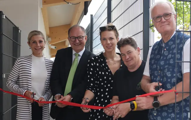 Von links: Bezirkshauptfrau Andrea Wildberger, Landesrat Martin Winkler, Vizebürgermeisterin Johanna Jachs, Tierheim-Leiterin Karin Binder und Bürgermeister Christian Gratzl. | Foto: Land OÖ/Kauder