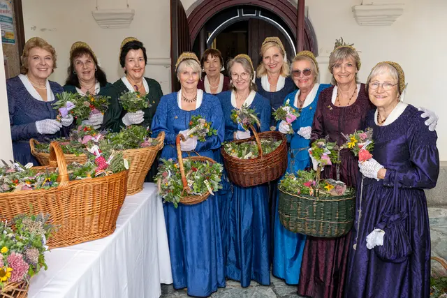 Die Ferlacher Goldhaubenfrauen begingen ihre traditionelle Kräuterweihe.  | Foto: Dieter Arbeiter