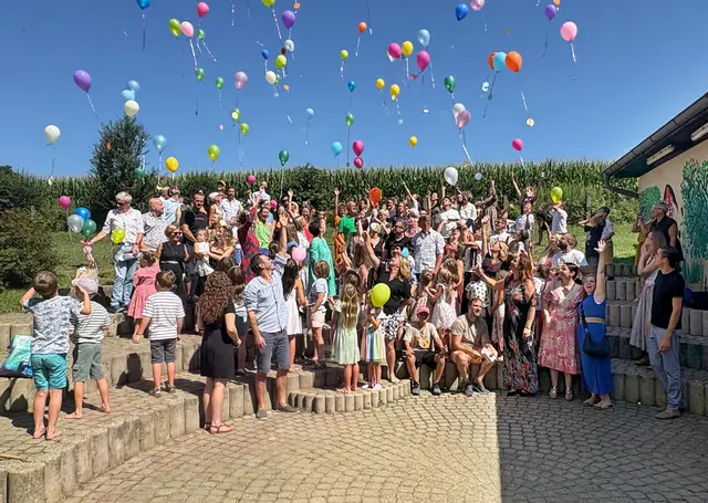 Zur Freude aller Schülerinnen und Schüler, Eltern sowie Lehrerinnen und Lehrer stiegen in Retznei bunte Luftballone. | Foto: VS Retznei