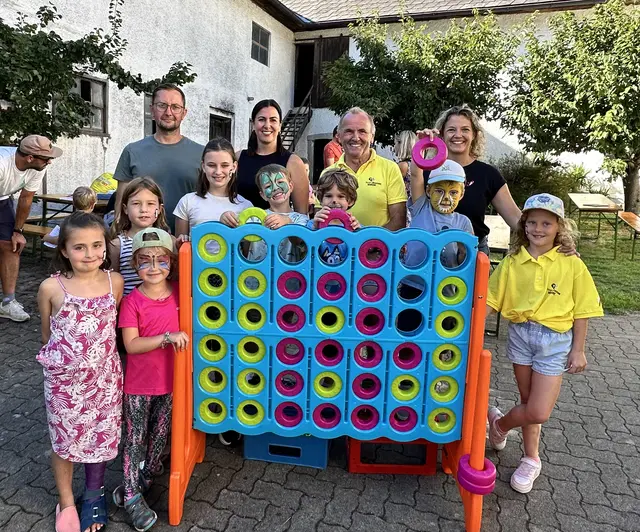 Bürgermeister Ernst Breitenfellner (hinten 2. v. r.) mit Kindern und Eltern beim Vier-gewinnt-Spiel. | Foto: OÖVP/Koll