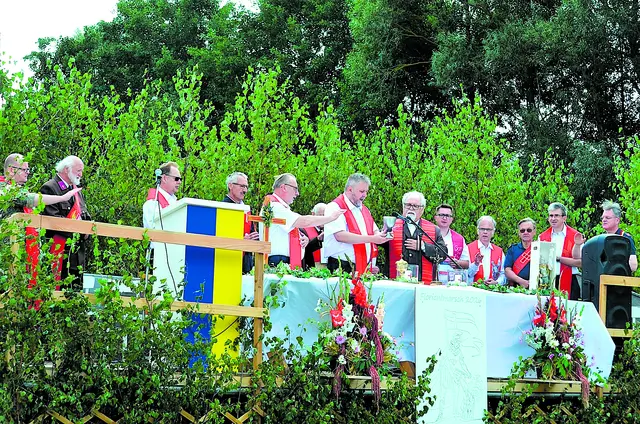 Manuel Sattelberger (mit Kelch) ist neuer Feuerwehrkurat von NÖ. In St. Valentin wirkte er als Pastoralassistent, Diakon und Kaplan und ist bis heute Mitglied der FF St. Valentin.  | Foto: Feuerwehr/Wolfgang Zarl