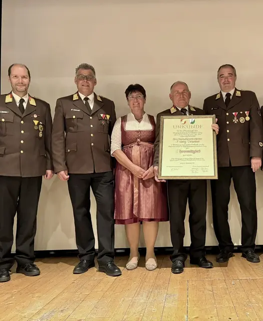 Franz Brunner wurde für seine Leistungen die Ehrenmitgliedschaft des Bezirksfeuerwehrverbandes Lienz verliehen. | Foto: BFV Lienz/Manuel Kofler.