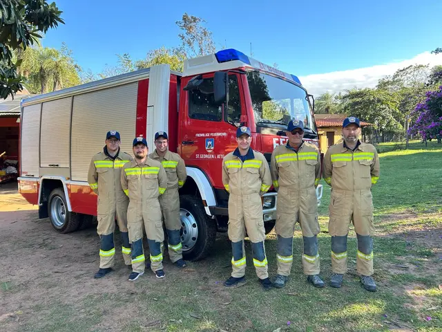 Sechs St. Georgener halfen vor Ort in Paraguay beim Einbau und schulten die Feuerwehrleute im Umgang mit dem Fahrzeug. | Foto: Feuerwehr St. Georgen im Attergau