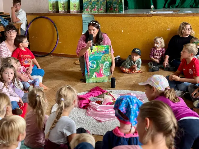 Für strahlende Kinderaugen sorgte Marlene Dachsberger mit ihrer Lesung aus „Fee Rosa und der Magische Platz“. | Foto: Markus Kahrer