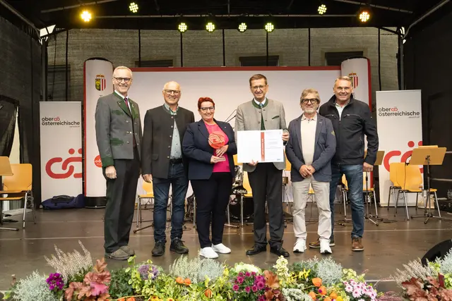 Schenkenfelden ist Landessieger beim OÖ. Ortsbildpreis 2026 (v. l.): Othmar Nagl, Generaldirektor OÖ. Versicherung, Vizebgm. Franz Gossenreiter, Bürgermeisterin Doris Leitner, Wirtschafts- und Raumordnungs-Landesrat Markus Achleitner, Johann Pötscher, Obmann der Bürgergenossenschaft, und Wolfgang Ritter. | Foto: Land OÖ/Pelzl