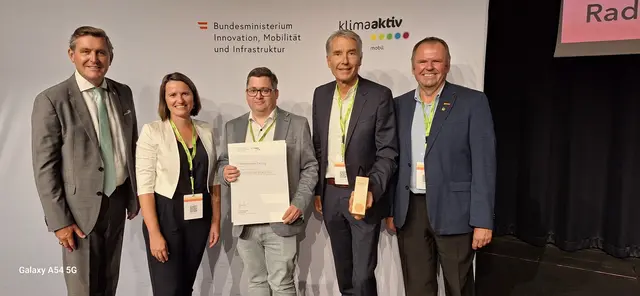 Bundesminister Peter Handke mit Stadtamtsdirektorin Carina Kreiner, Projektleiter Alexander Streit, Bürgermeister Johann Winkelmaier und Infrastrukturausschussobmann Walter Jansel (v. l.).