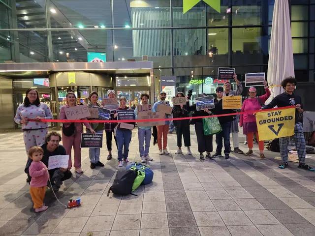 Protestierende vor dem Wiener Hauptbahnhof in einem Pyjama. | Foto: z.V.g.