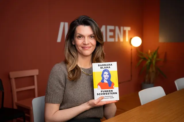 Für einen unterhaltsamen Höhepunkt bei der Jubiläumsfeier der Frauenberatung sorgt Barbara Blaha mit ihrem Politkabarett „Funkenschwestern – wie Feminismus alles besser macht.“ | Foto: Jessica Zekar