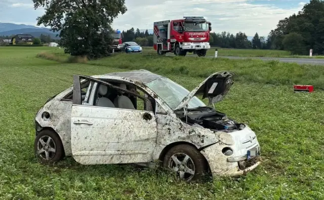 Das Fahrzeug wurde anschließend abgeschleppt. | Foto: Feuerwehr Tainach
