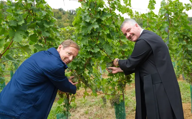 Fritz Miesbauer vom Weingut Stift Göttweig und Abt Patrick bei der Jungfernlese | Foto: Stift Göttweig/Bernhard Rameder