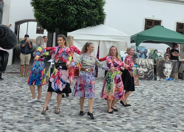 Das absolute Highlight des 5. Kunstmarktes am Hauptplatz Stadtschlaining war die exklusive Dance &amp; Fashion-Show, bei der Brigitte Evans ihre neuesten Kreationen auf kreative Weise präsentierte. | Foto: Franz Zieserl