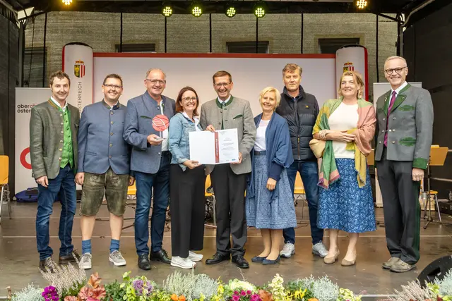Von links: Reinhard Öhlinger, Engelbert Schwab, Bürgermeister Herbert Haunschmied, Edith Grabner, Landesrat Markus Achleitner, Ulrike Holzer, Peter Schneider, Barbara Brandstätter und Othmar Nagl (Generaldirektor OÖ. Versicherung). | Foto: Land OÖ/Pelzl