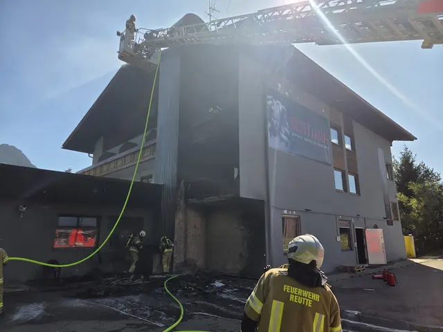 Auch die neue Drehleiter der Feuerwehr Reutte kam zum Einsatz. | Foto: FF Reutte