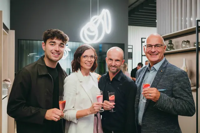 Starkoch und Influencer Dominik Süss, Petra und Martin Leibezeder sowie der Sarleinsbacher Bürgermeister Roland Bramel (v. l.).
 | Foto: Stöbich