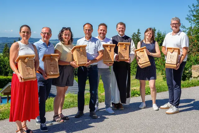 Christina Lehner (Naturpark Mühlviertel), Reinhold List (TVB Mühlviertel), Renate Ehrenmüller (Kernteam Kraft-Quelle-Baum), Bürgermeister Albert Stürmer (Kernteam Kraft-Quelle-Baum), Patrick Fürthner (Kernteam Granitpilgern), Abt Reinhold Dessl (Stift Wilhering), Jasmin Pfeiffer (TVB Mühlviertel) und Markus Obermüller (TVB Mühlviertel). | Foto: TVB Mühlviertel