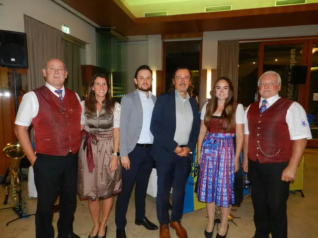 Hubert und Petra Feiertag, Patrik und Johann Böswart, Nicole Göschelbauer und Kapellmeister Kurt Dornstauder genossen den Abend. | Foto: Heribert Punz
