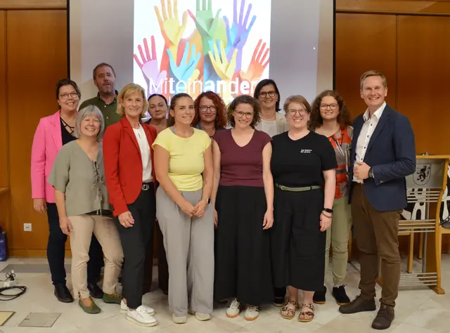 Das neue Handbuch wurde im Kirchdorfer Rathaus präsentiert. 1. Reihe (v.li.): Barbara Schröckenfuchs, Doris Staudinger, Nicole Stoiber, Judith Oberdammer, Tamara Geyer, Markus Ringhofer. 2. Reihe (v.li.): Dagmar Fetz-Lugmayr, Walter Leitner, Katica Sola, Petra Kapeller, Elisabeth Goppold, Hanna Winter.

 | Foto: Stadt Kirchdorf