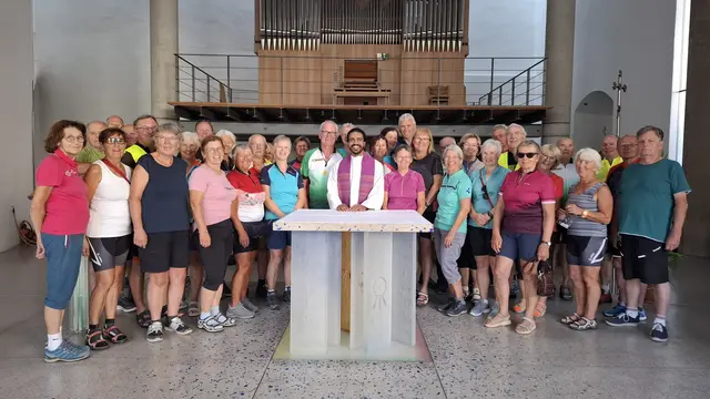 Einen Höhepunkt der Radreise stellte die Andacht in der Gedächtniskapelle Ettal mit Vikar Rinoy Joy dar. | Foto: Seniorenbund
