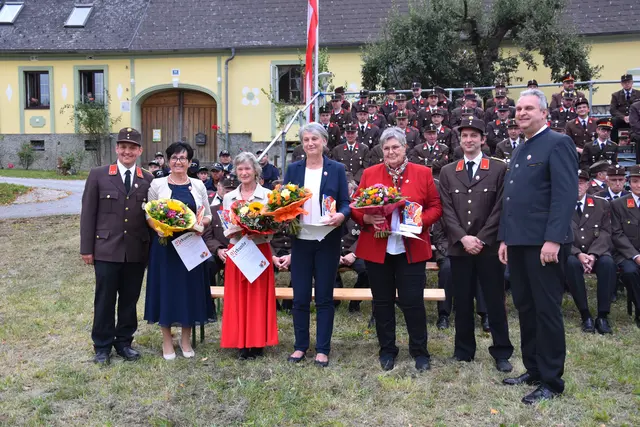 Ehrengeschenke an Silvia Bauer, Inge Kubica, Gabriella Überreiter und Emma Stumberger | Foto: AFK Raabs/Thaya