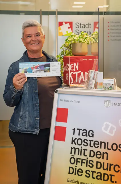 Bereits bis 11 Uhr am Vormittag haben 200 Personen ein Ticket bei den städtischen Ausgabestellen abgeholt, vor allem im Stadtservice und in der Stadtbibliothek sei die Nachfrage groß. Im Bild eine Mitarbeiterin des Stadtservice.  | Foto: Stadt Salzburg/Alex Killer
