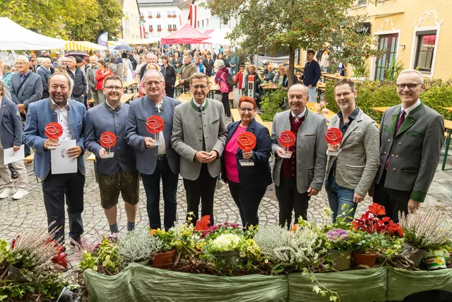 Alle Preisträger des OÖ. Ortsbildpreises 2026 - Landessieger, Viertelsieger und Publikumspreis-Gewinner mit Wirtschafts- und Raumordnungs-Landesrat Markus Achleitner (4.v.l.) und Othmar Nagl, Generaldirektor OÖ. Versicherung (r.). | Foto: Land OÖ/Pelzl