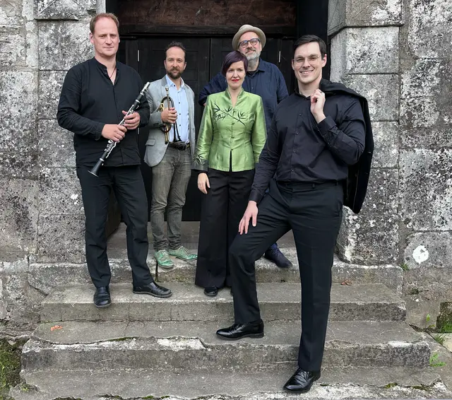 Begeisterten auf Schloss Seggau (v.l.): Philharmoniker Matthias Schorn, Trompeter Marc Osterer,  Sängerin Agnes Heginger, Bassist Georg Breinschmid, Pianist Maximilian Kromer.  | Foto: Henry Sams