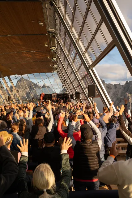 Begeisterung im Publikum im außergewöhnichen Konzertsaal inkl. herrlichem Bergpanorama.