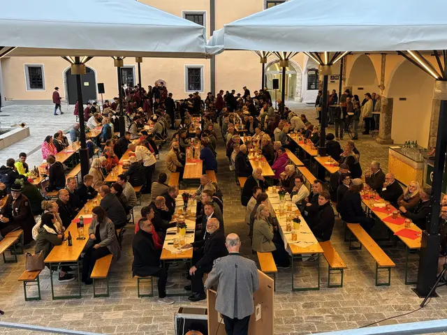 Zahlreiche Besucherinnen und Besucher hörten der Ansprache von Bürgermeister Hubert Stock zu. | Foto: Christian Amtmann