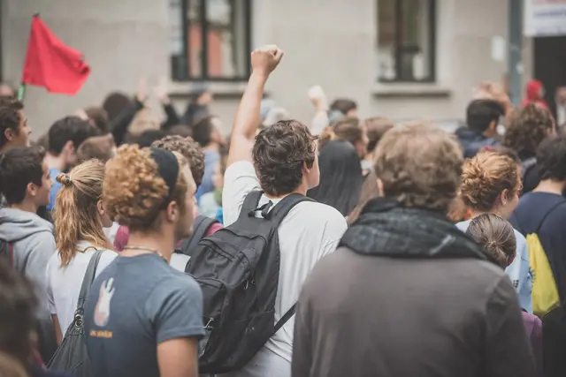 Die Initiative Demokratie Simbach-Braunau ruft zum friedlichen Protest auf. | Foto: Smarterpix/peus