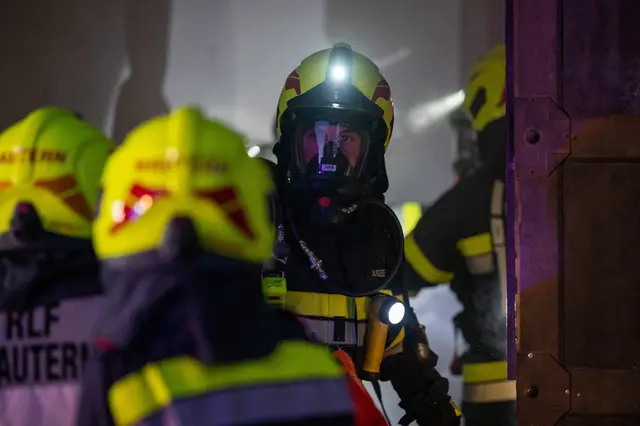 Nach dem Eintreffen der ersten Feuerwehren wurde unverzüglich mit der Erkundung sowie der Brandbekämpfung und Menschenrettung begonnen. | Foto: FF-Mautern/Riemelmoser