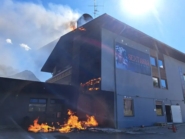 Das Feuer hatte sich über die gesamte Gebäudehöhe bis hinauf zum Dach ausgebreitet. | Foto: FF Reutte