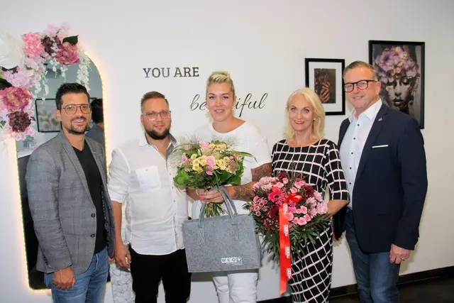 Clarissa Rösler (m.) erhielt zahlreiche Gratulationen von Stadtgemeinde und Wirtschaftskammer. | Foto: Cescutti