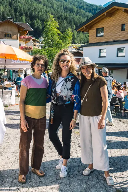 Brigitte Hochrainer und Daniela Hekel mit Musikerin Verena Pötzl. | Foto: Pernsteiner