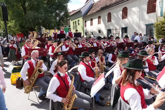 Auch der Musikverein trug seinen Teil zu einem gelungenen Marktfest bei. | Foto: MeinBezirk/Michael Blinzer