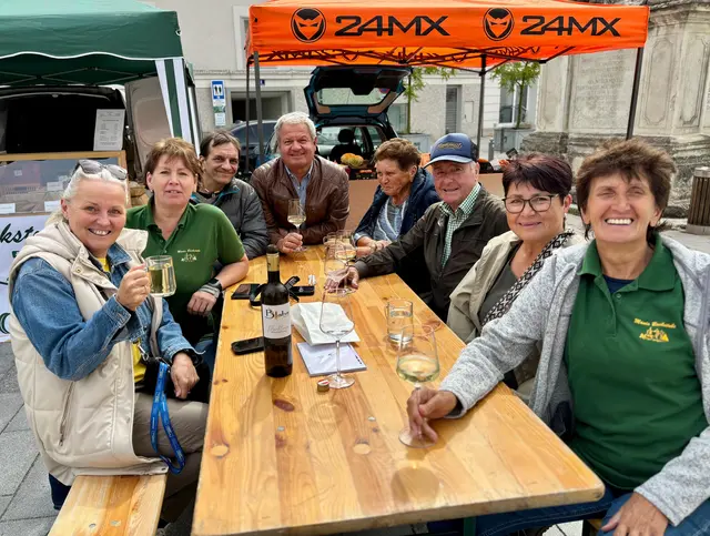 Unter den hunderten Besuchern fanden sich auch zahlreiche bekannte Gesichter. | Foto: Markus Kahrer