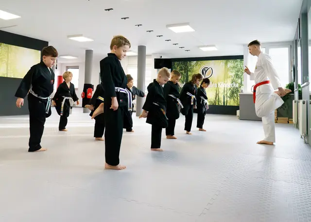 Kinder lernen bei Thomas Könnecke Respekt und Geduld als Fundament für das weitere Training. | Foto: Könnecke