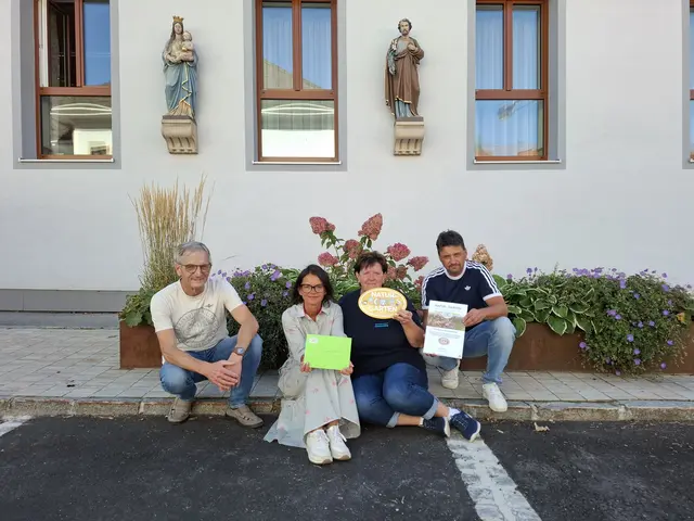 Bürgermeister Paul Kirchberger, Amtsleikterin Jutta Sandler, Blumenfee Erna Ehrl und Geschäftsführender Gemeinderat Reinhard Laher. | Foto: Marktgemeinde Ottenschlag