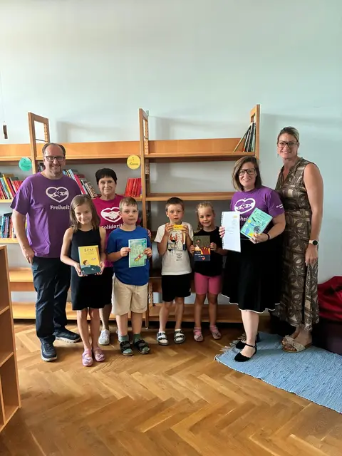 Bücherübergabe an die Kinder der Volksschule Marbach durch die Kinderfreunde | Foto: Kinderfreunde Marbach