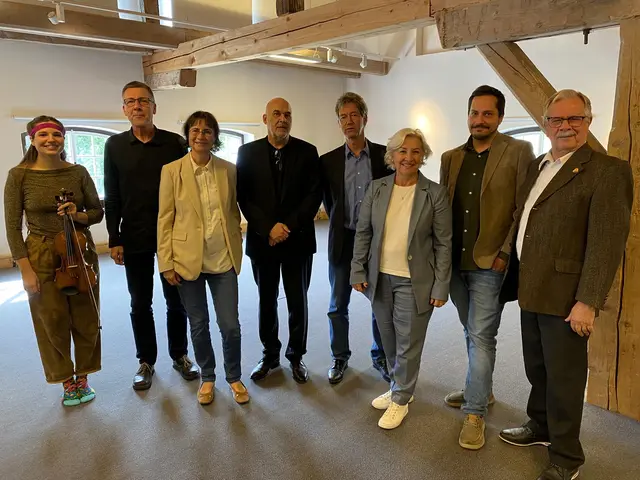 V.l.: Alexandra Seywald (Musik), Niko Paech (Universität Siegen, Moderation), Susanna Vötter-Dankl (Leopold Kohr®-Akademie), Michael Grobbauer (FH-Salzburg), Stefan Wegenkittl (FH-Salzburg), Stadträtin Andrea Brandner (Salzburg), Martin Stefanec (Universität Graz) und Herbert Zlöbl (ZICON-Systems). | Foto: tauriska