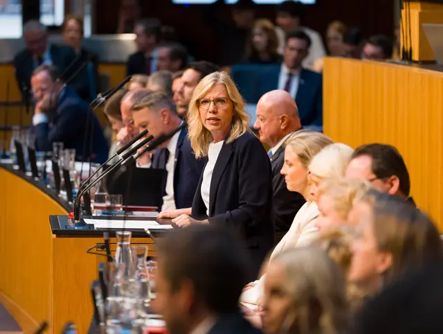Grünen-Klubobfrau Leonore Gewessler forderte in der Sondersitzung "vollen Einsatz" gegen die Klimakrise und ein verbindliches Klimaschutzgesetz. Mit Blick auf die Temperaturen der vergangenen Monate sagte sie: "Der Sommer war nimmer normal." | Foto: Parlamentsdirektion/​Bernadette Sattler-Remling