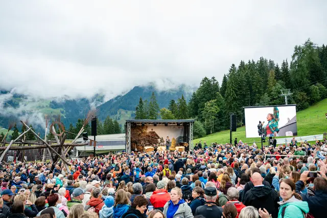 Die Stars der Serie Bergdoktor luden am 10. September zum Fan-Treffen beim Hexenwasser in Söll.  | Foto: TVB Wilder Kaiser/Sabine Holaubek