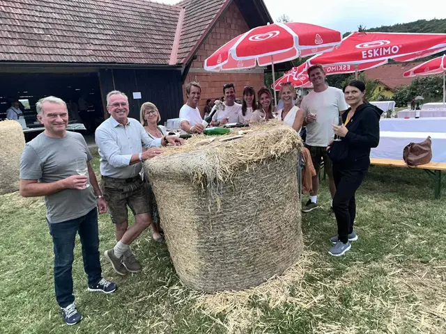 In geselligen Runden feierten die Gäste gemeinsam mit der Feuerwehr 25 Jahre Kellstöcklfest.